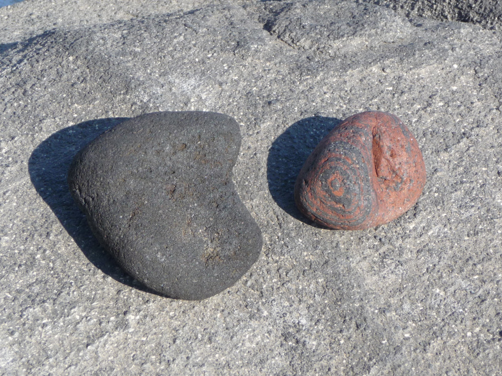 Ein schwarzer und ein roter Stein