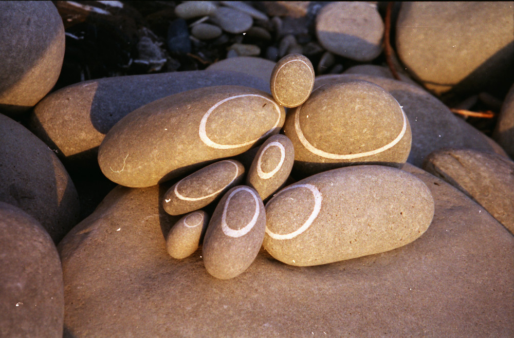 Verschiedene Steine mit weissen, ovalen Adern zu einem Bild zusammengefügt